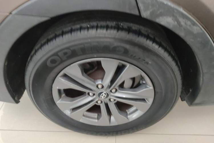 Used Hyundai Santa Fe 2013 2.4L Automatic Two-Wheel Drive Smart Version Right Rear Wheel Hub