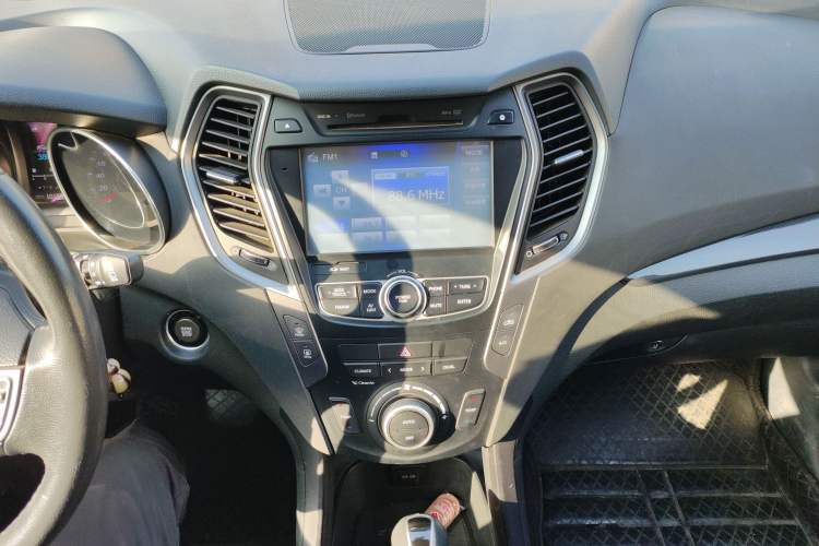 Used Hyundai Santa Fe 2015 2.4L Automatic Two-Wheel Drive Smart Version 5 Seats