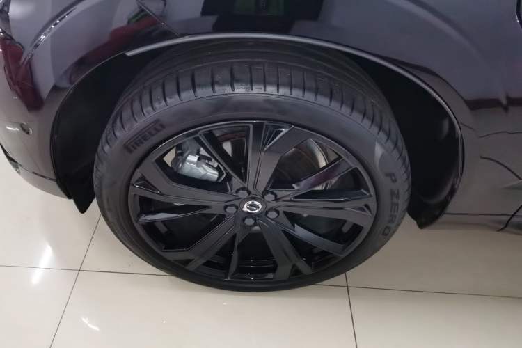 Used Volvo XC60 New Energy 2025 Plug-in Hybrid Long-Range All-Wheel Drive Zhiyuan Extreme Night Black Edition
