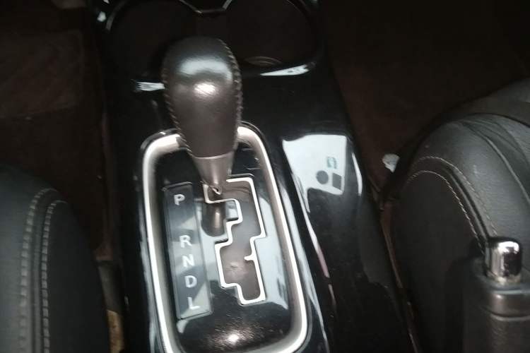 Used Mitsubishi Outlander 2016 2.4L 4x4 Luxury Edition 7-Seater Gear Lever