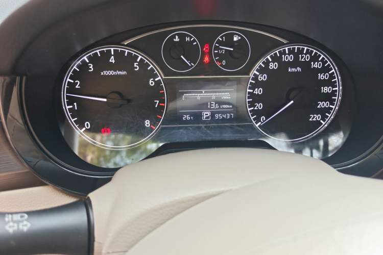 Used Nissan Tiida 2011 1.6L CVT Smart Version Odometer Close Up