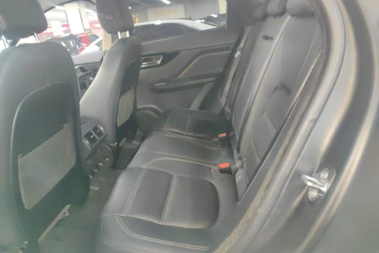 Used Jaguar F-PACE 2018 2.0T Two-Wheel Drive Urban Deluxe Edition