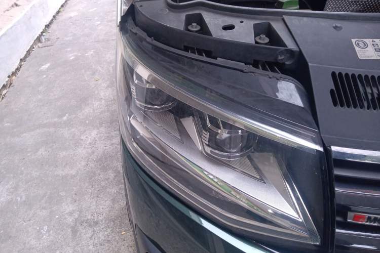 Used Volkswagen Multivan 2016 2.0 TSI Four-Wheel Drive 66th Anniversary Edition Right Front Headlight