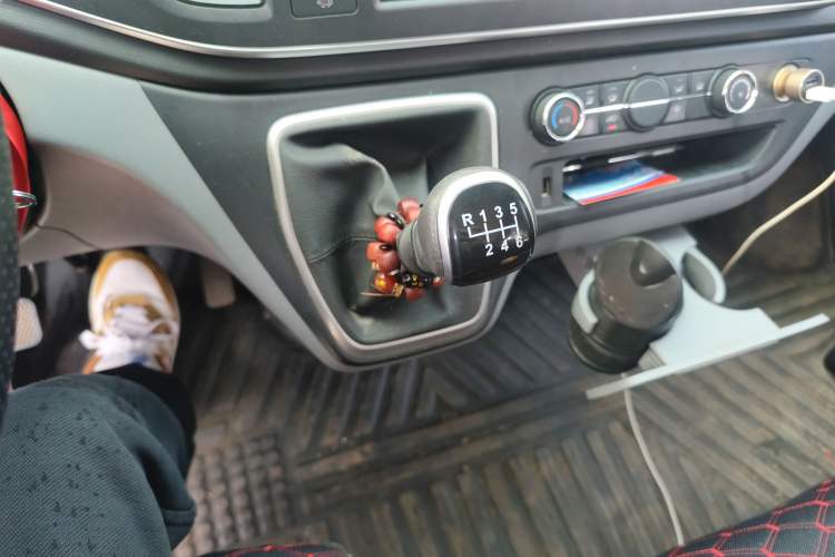 Used SAIC MAXUS Xintu V80 2024 Aotuntong 6MT Short-Wheelbase Mid-Roof Model with 127 Ps 5/6 Seats