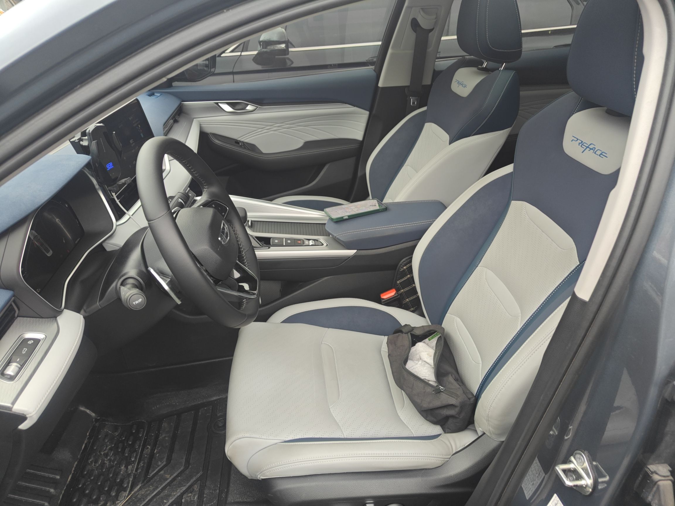 المقاعد الأمامية داخل السيارة