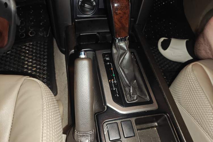 Used Toyota Prado 2010 2.7L Automatic Deluxe Edition Gear Lever