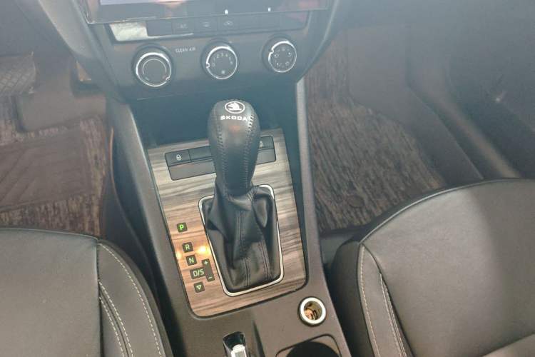 Used Skoda Octavia 2017 1.6L Automatic Smart Drive Edition Gear Lever