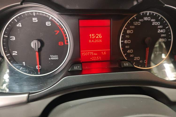 Used Audi A4L 2011 2.0 TFSI Standard Model Odometer Close Up