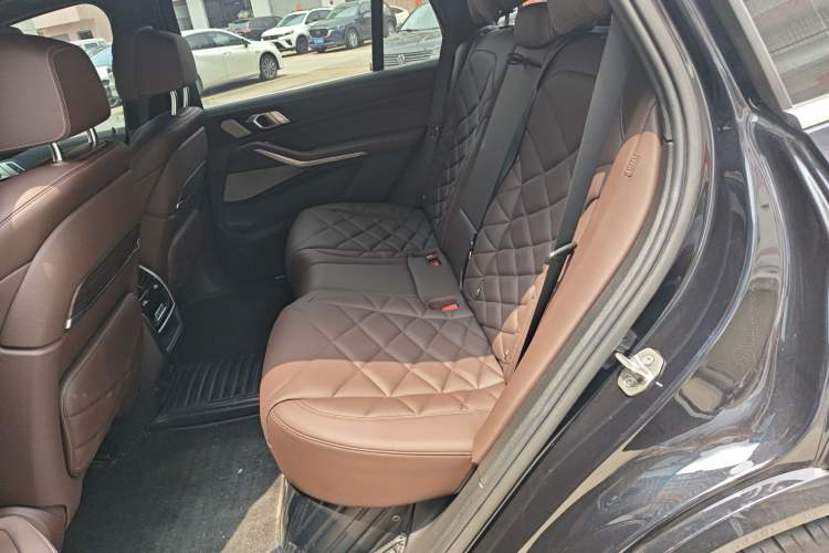 Used BMW X5 2022 xDrive 40Li M Sport Package Left Rear Seat