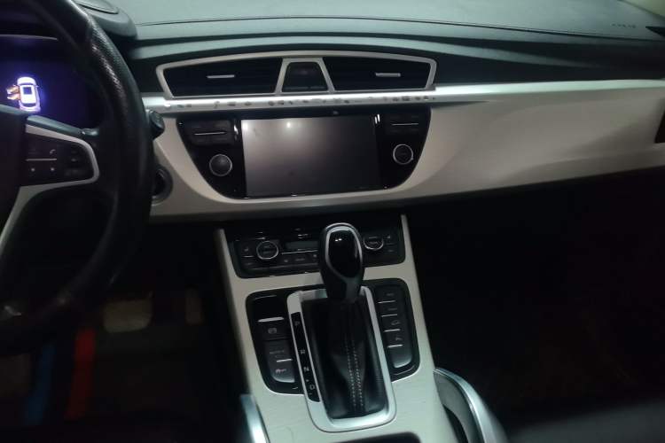 Used Geely Auto Emgrand X7 Sport 2018 1.8TD Automatic Two-Wheel Drive Smart Connect 4G Internet Edition
