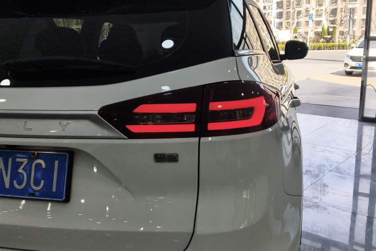 Used Geely Auto Emgrand X7 Sport 2021 Million Edition 1.8TD DCT Two-Wheel Drive Luxury Model
