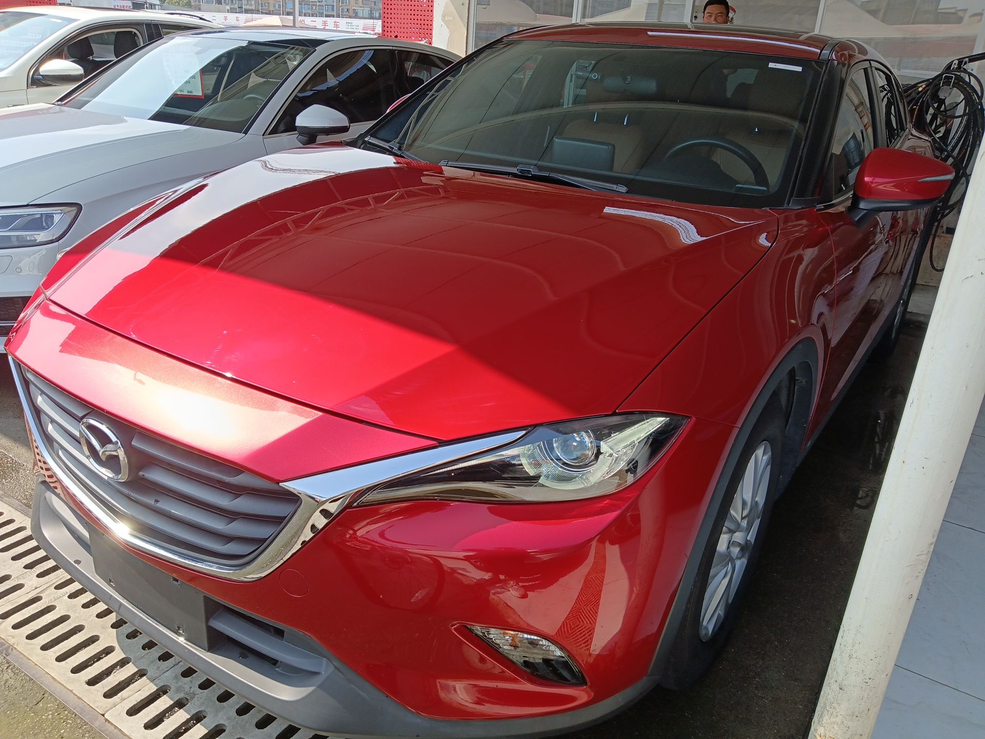 تحت مقدمة السيارة