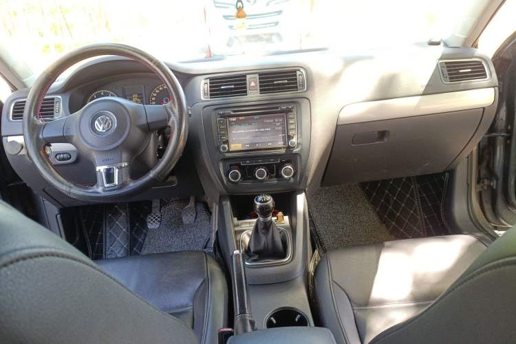 Used Volkswagen Sagitar 2012 1.6L Manual Comfort Model Center Console