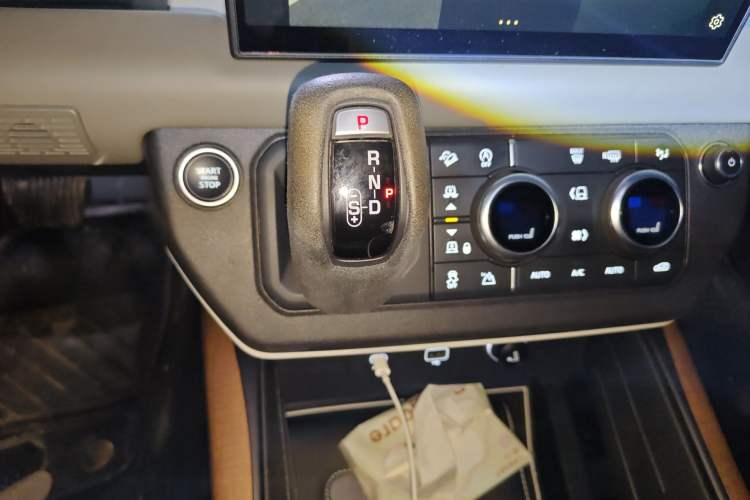 Used Land Rover Defender 2022 110 P400 X-DYNAMIC HSE Gear Lever