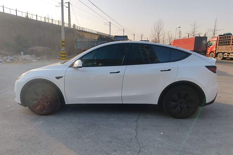Used Tesla Model Y 2023 Long-Range All-Wheel-Drive Version