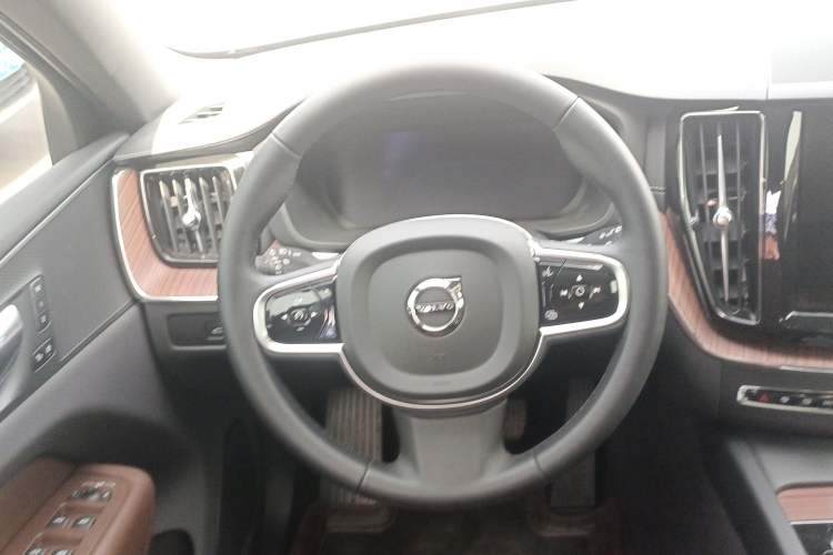 Used Volvo XC60 New Energy 2025 Plug-in Hybrid Long-Range All-Wheel Drive Smart & Luxurious Edition Steering Wheel