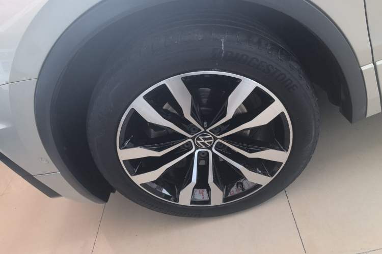 Used Volkswagen Tiguan L 2021 330TSI Automatic Two-Wheel Drive R-Line Flagship Edition Left Front Wheel Hub