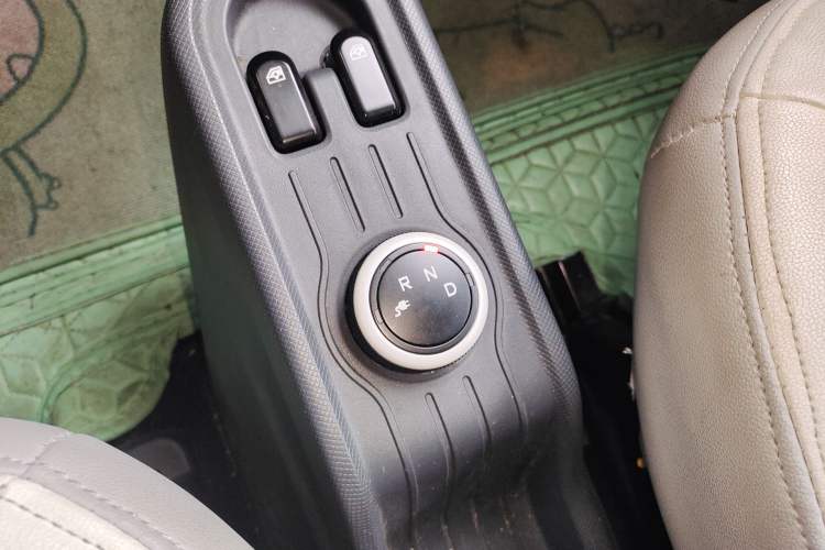 Used Wuling Hongguang MINIEV 2021 Macaron Premium Model – Lithium Iron Phosphate Gear Lever