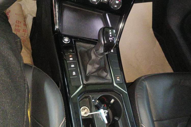 Used Volkswagen Passat 2019 330TSI Elite Edition China VI Gear Lever