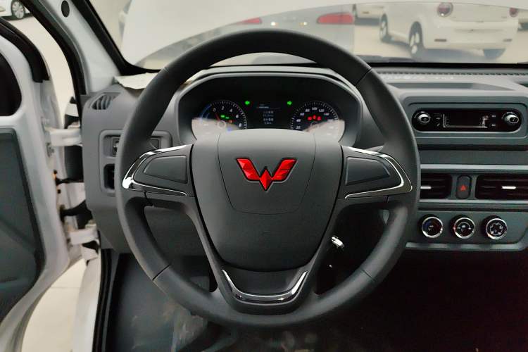 Used Wuling Yangguang 2024 300KM Comfort Version Passenger Van 75kW