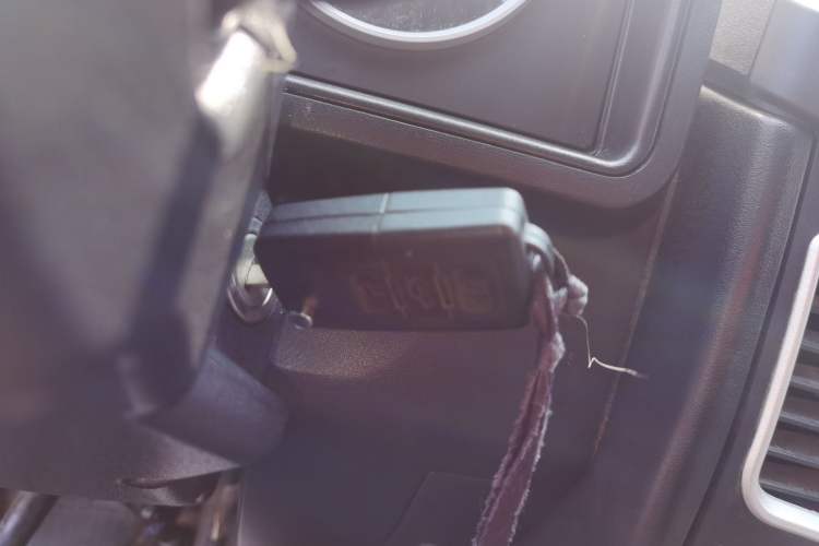 Used Iveco Daily 2021 2.8T V40 VAN厢式 Cargo Van 3-Seater Long Wheelbase Mid-Roof Design Dual Tires Manual Door Vehicle Key