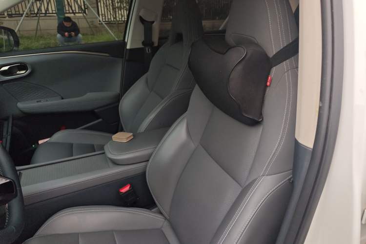 Used Lynk & Co 06 EM-P 2025 EM-P 126 Long-Range Halo Left Front Seat