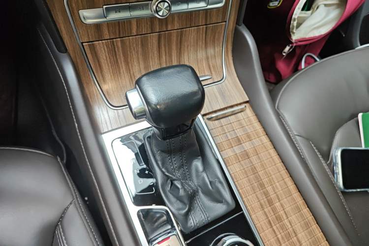 Used Roewe RX8 2019 30T Smart Connectivity Four-Wheel Drive Supreme Flagship Edition Gear Lever