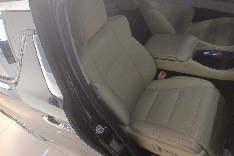 Used Toyota Vellfire 2023 Crown Dual-Engine 2.5L HV Prestige Edition
