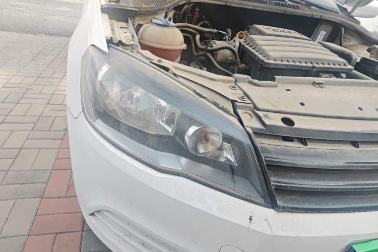 Used Volkswagen Jetta 2015 Value Edition 1.6L Manual Fashionable Style Right Front Headlight