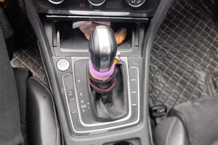 Used Volkswagen Golf 2018 230TSI Automatic Luxury Version Gear Lever