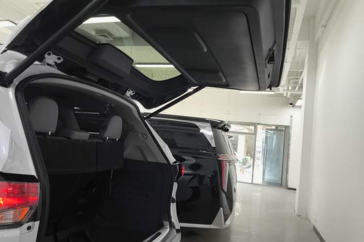 Used Toyota Granvia 2023 2.5L Hybrid Luxury Edition
