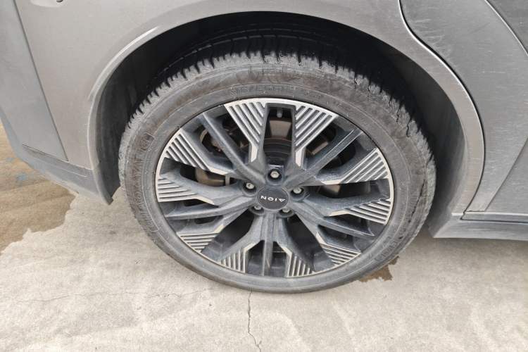 Used AION Y 2022 70 Tech Edition Lithium Iron Phosphate Right Rear Wheel Hub