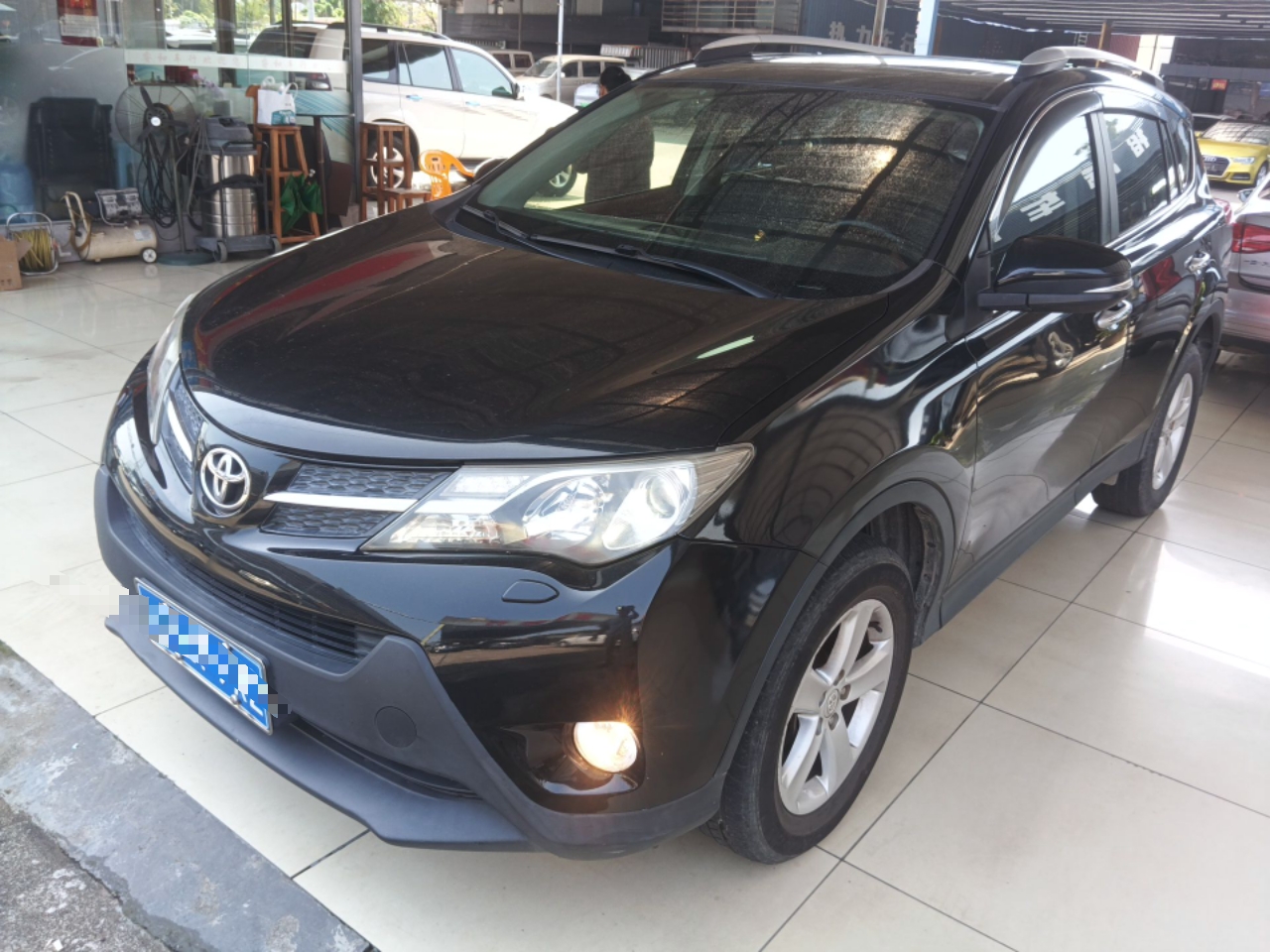 تحت مقدمة السيارة