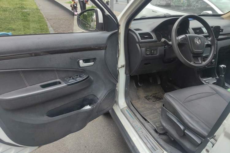 Used Dongfeng Fengon 360 2015 1.5L Manual Luxury 7-Seater China IV Standard
