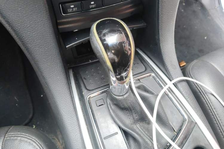 Used JMC Yusheng S350 2013 2.4T Automatic 2WD Diesel Luxury Edition 5 Seats
