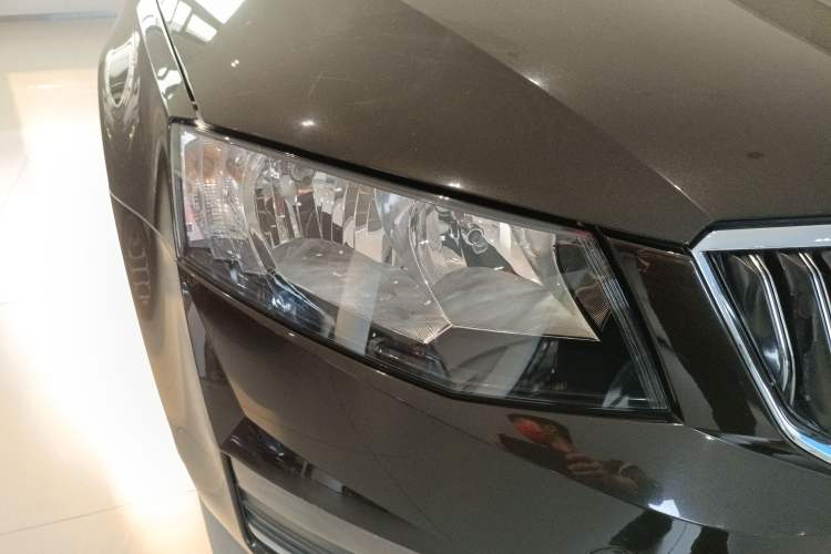 Used Skoda Octavia 2017 1.6L Automatic Chuanxing Edition Right Front Headlight