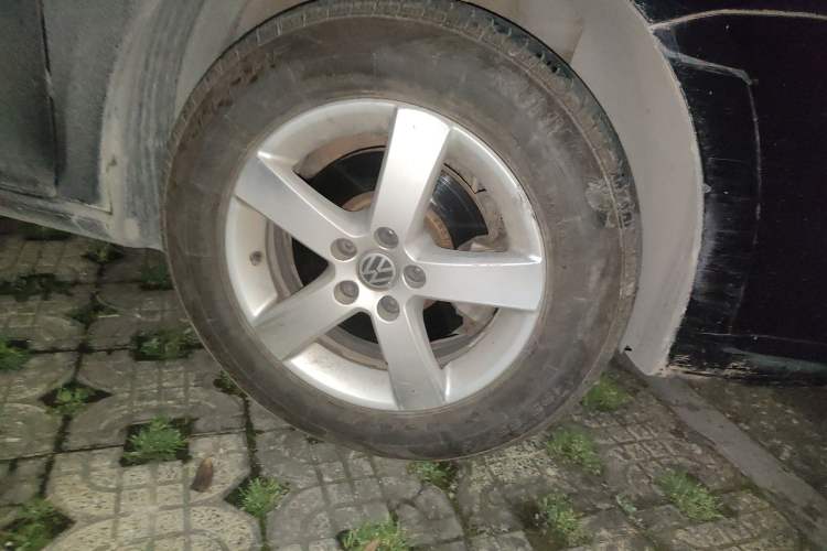 Used Volkswagen Bora 2011 1.6L Manual Fashion Edition Right Front Wheel Hub