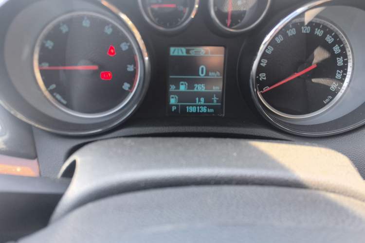 Used Buick Encore 2013 1.4T Automatic All-Wheel Drive Flagship Edition Odometer Close Up