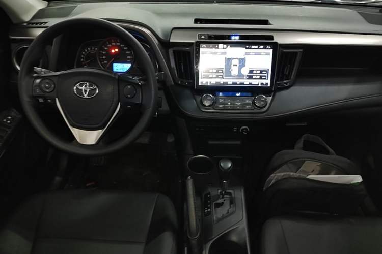 Used Toyota RAV4 2015 2.0L CVT Two-Wheel Drive Fashion Edition Center Console