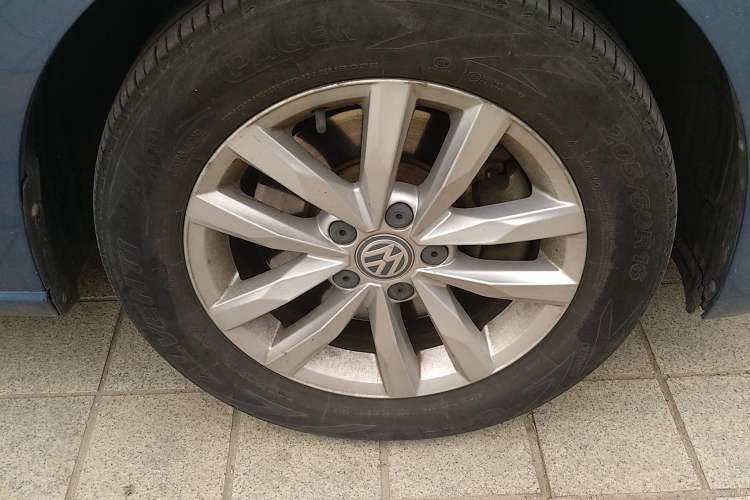 Used Volkswagen Touran 2016 Volkswagen Touran L 280TSI DSG Comfort Edition Right Front Wheel Hub