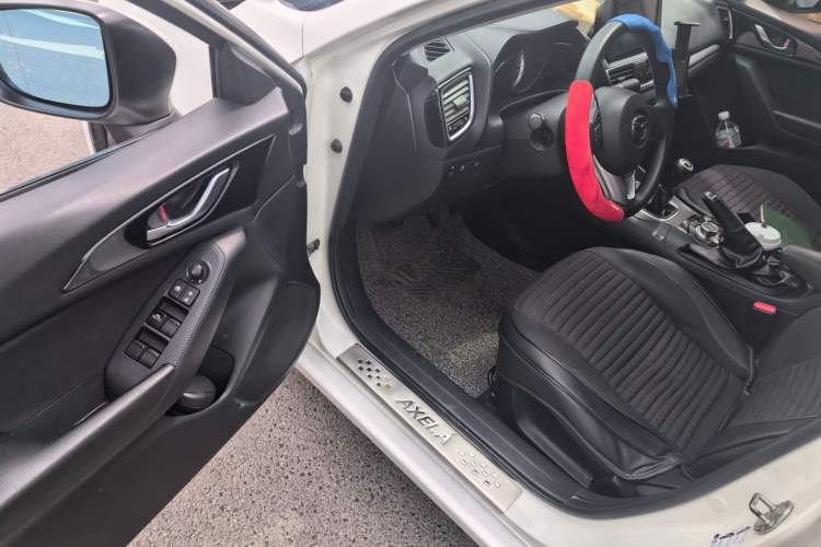 Used Mazda 3 Axela 2016 Sedan 1.5L Manual Comfort Model
