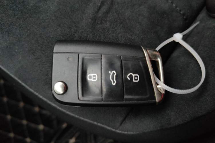 Used Volkswagen T-ROC 2019 280TSI DSG Two-Wheel-Drive Luxury Model China VI Standard Vehicle Key