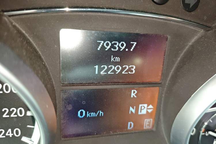 Used Mercedes-Benz R-Class  Odometer Close Up