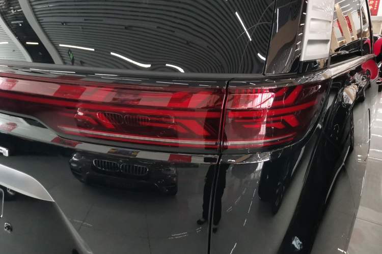 Used Denza D9 2025 DM-i Smart Drive 1020 Four-Wheel Drive Deluxe Model Right Rear Taillight