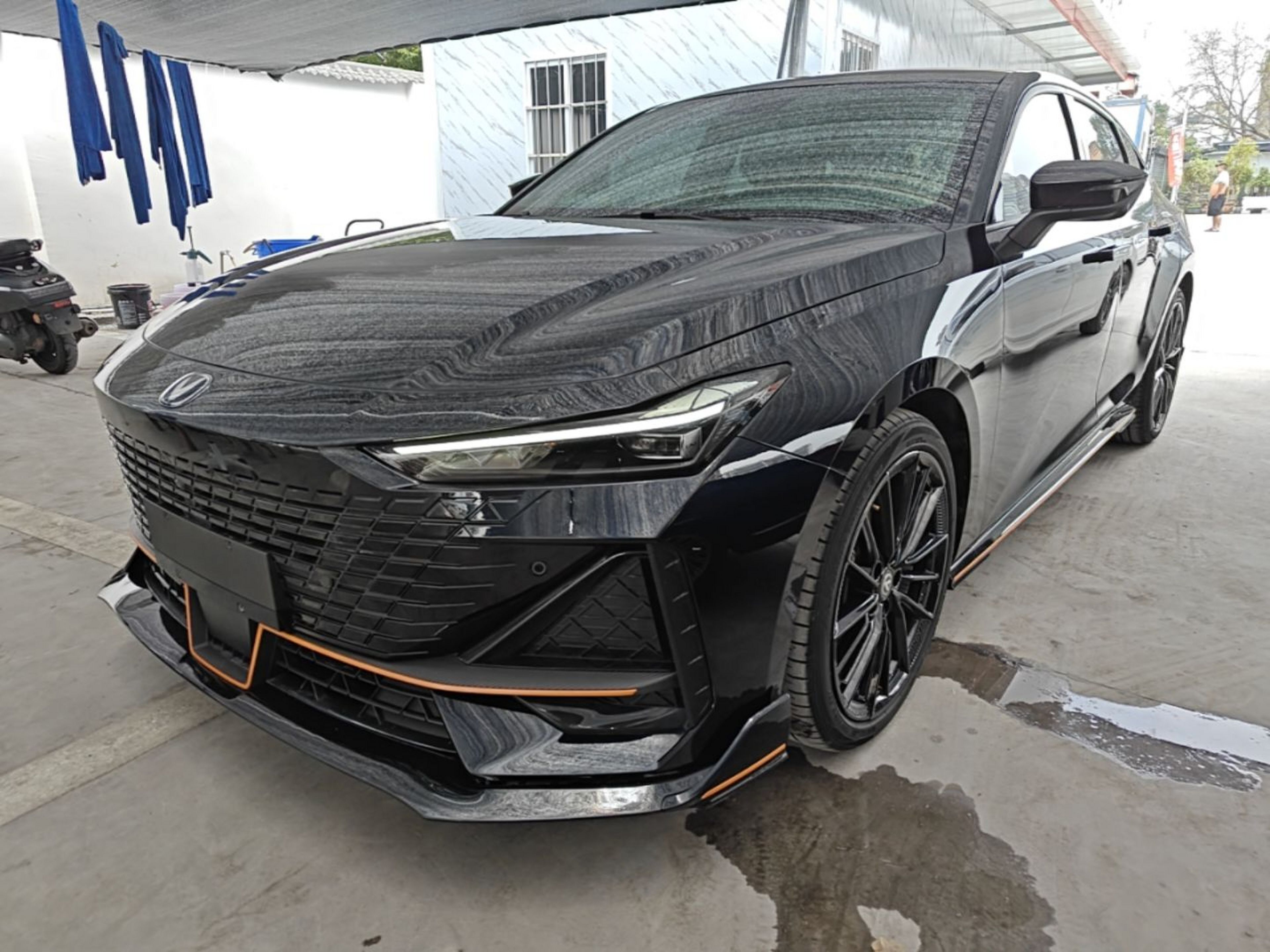 Под передней частью автомобиля