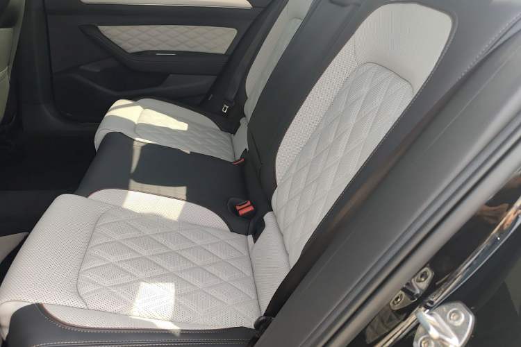 Used Volkswagen Magotan 2023 2 Million Units Commemorative Edition 330TSI DSG Luxury Version Left Rear Seat