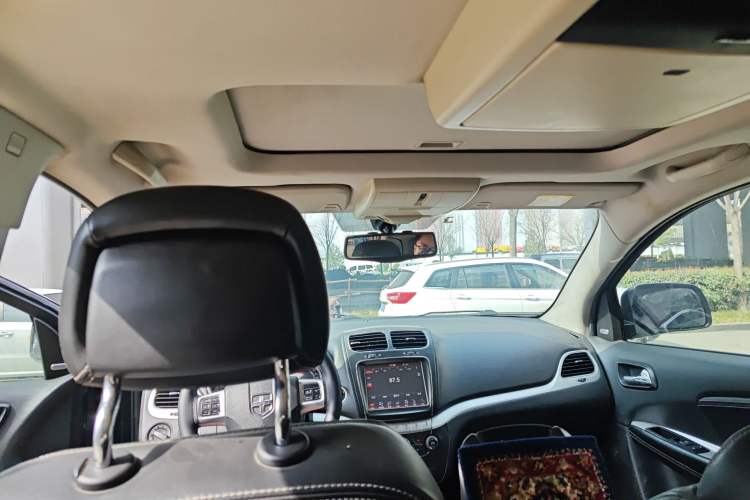 Used Dodge Journey 2013 2.4L Two-Wheel Drive Luxury Version Headliner