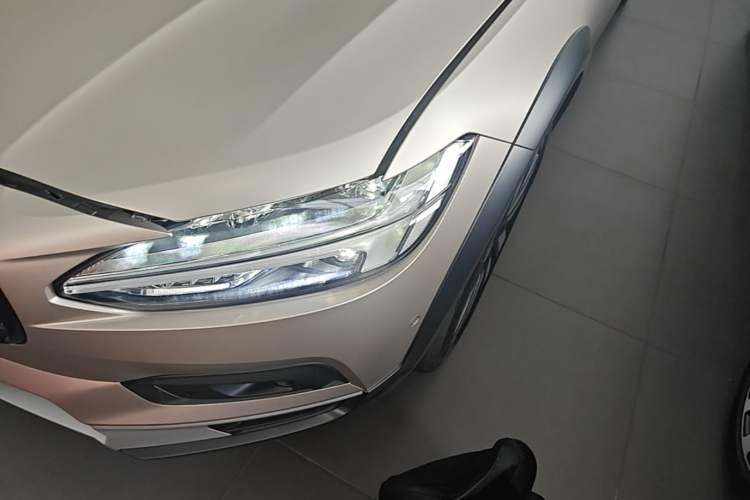 Used Volvo V90 2025 Cross Country B5 AWD Prestige Edition
