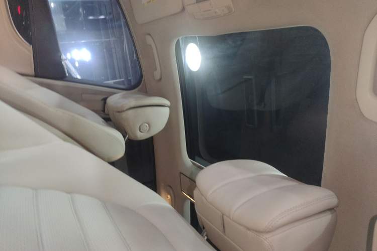 Used Mercedes-Benz C-Class 2015 Facelift C 200 L