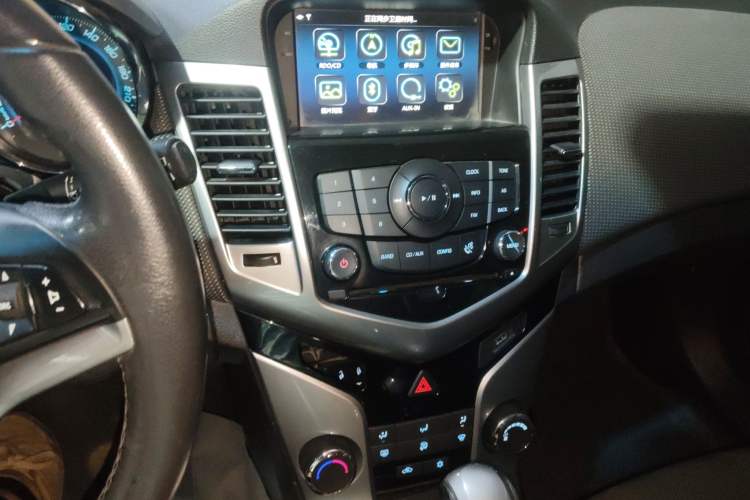 Used Chevrolet Cruze 2013 Hatchback 1.6T Automatic Flagship Model Audio And AC Panel